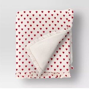 NWT! VIRAL Target Threshold Valentines Day edition heart throw blanket